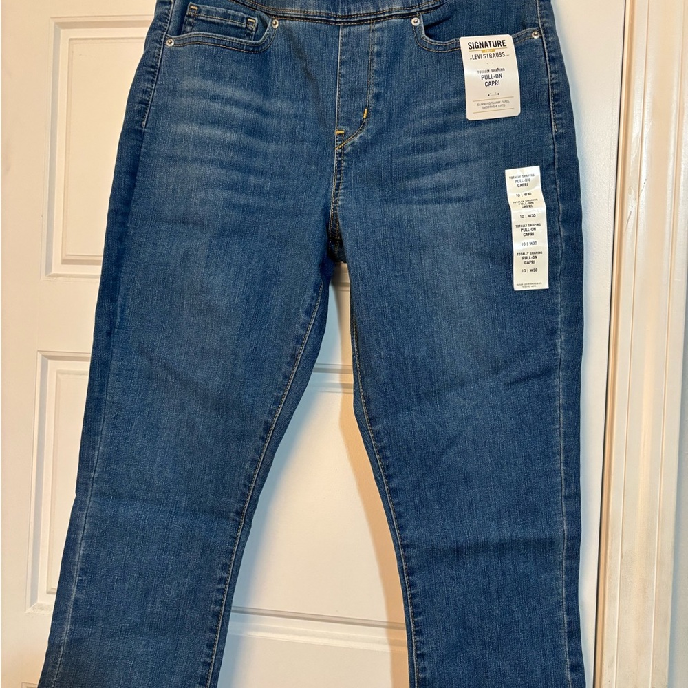 Levi's Women's Medium Blue Straight Leg Capri Pull-On